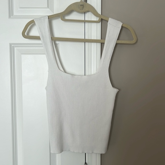 Abercrombie & Fitch Tops - Abercrombie white cropped sweater tank size L